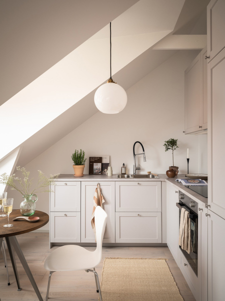 Небольшая мансарда с открытой планировкой и теплым декором (35 кв. м) Небольшая мансарда с открытой планировкой и теплым декором (35 кв. м)