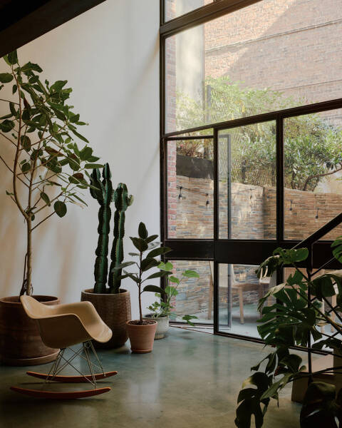 Микс стилей и солнечный свет в интерьерах необычного таунхауса в Нью-Йорке Микс стилей и солнечный свет в интерьерах необычного таунхауса в Нью-Йорке