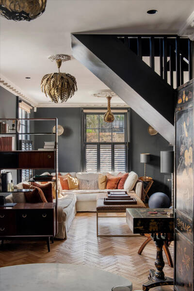 Небольшой дом в Лондоне с черными акцентами в декоре Небольшой дом в Лондоне с черными акцентами в декоре