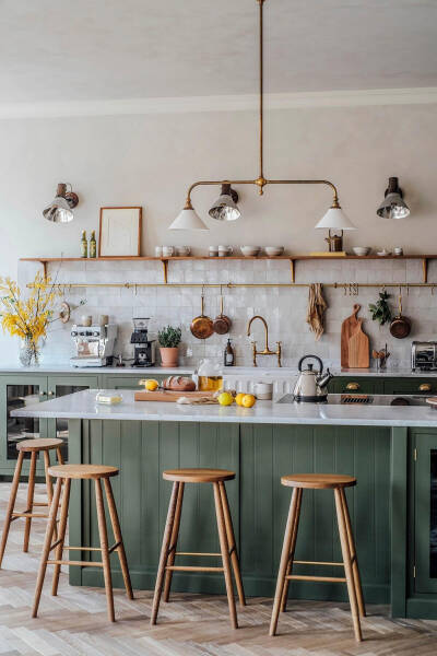 Прекрасная английская кухня в большой немецкой квартире Прекрасная английская кухня в большой немецкой квартире