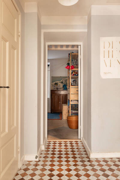 Дровяная печь и винтажная мебель: уютная квартира в Швеции (78 кв. м) Дровяная печь и винтажная мебель: уютная квартира в Швеции (78 кв. м)