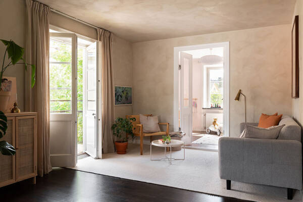 Штукатурка на стенах и спальни под крышей: двухэтажная квартира в Швеции Штукатурка на стенах и спальни под крышей: двухэтажная квартира в Швеции