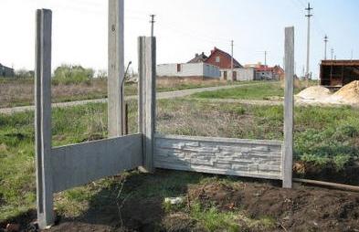Монтаж забора из бетонных плит