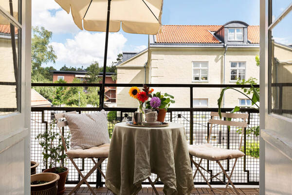 Штукатурка на стенах и спальни под крышей: двухэтажная квартира в Швеции Штукатурка на стенах и спальни под крышей: двухэтажная квартира в Швеции