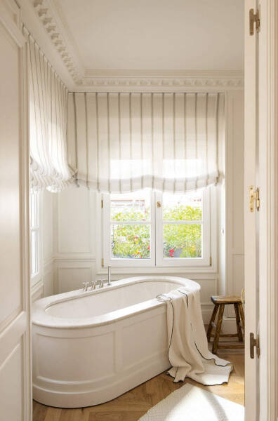 Обаятельная белая квартира с террасой в Барселоне Обаятельная белая квартира с террасой в Барселоне