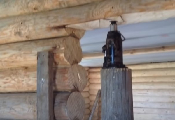 Выравнивание деревянных стен внутри дома