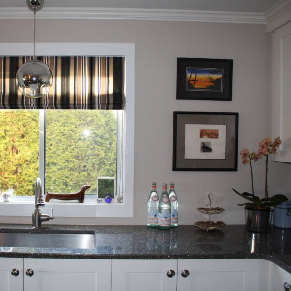 Как правильно выбрать римские шторы на кухню, фото в интерьере, видео Как правильно выбрать римские шторы на кухню, фото в интерьере, видео