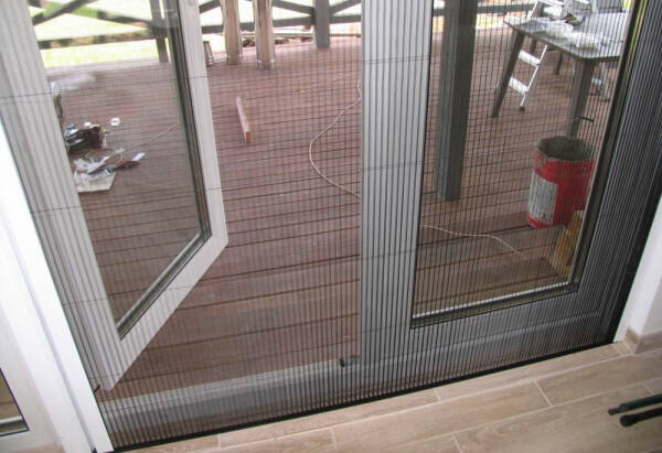 Выбор и установка москитной сетки на дверь балкона Выбор и установка москитной сетки на дверь балкона