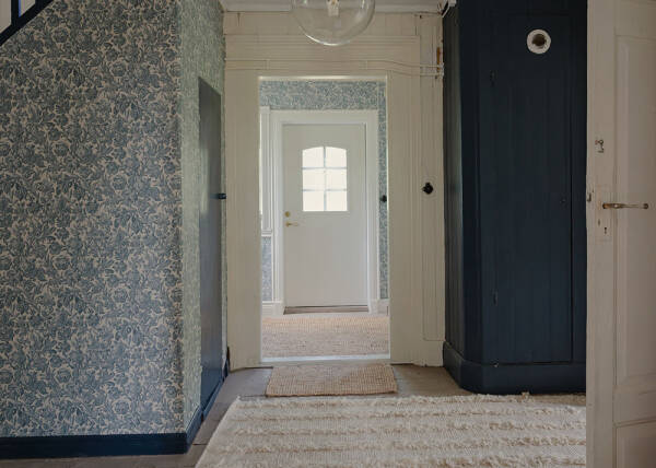 Царство цветочных обоев в красивом деревенском домике в Швеции Царство цветочных обоев в красивом деревенском домике в Швеции