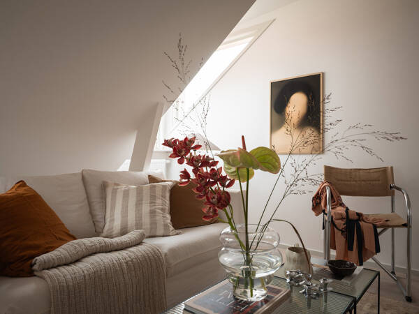 Небольшая мансарда с открытой планировкой и теплым декором (35 кв. м) Небольшая мансарда с открытой планировкой и теплым декором (35 кв. м)