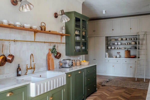 Прекрасная английская кухня в большой немецкой квартире Прекрасная английская кухня в большой немецкой квартире