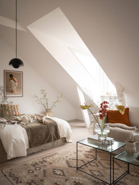 Небольшая мансарда с открытой планировкой и теплым декором (35 кв. м) Небольшая мансарда с открытой планировкой и теплым декором (35 кв. м)