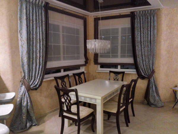 Как правильно выбрать римские шторы на кухню, фото в интерьере, видео Как правильно выбрать римские шторы на кухню, фото в интерьере, видео