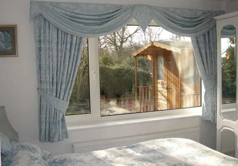 Разновидности коротких штор для спальни и их выбор Разновидности коротких штор для спальни и их выбор