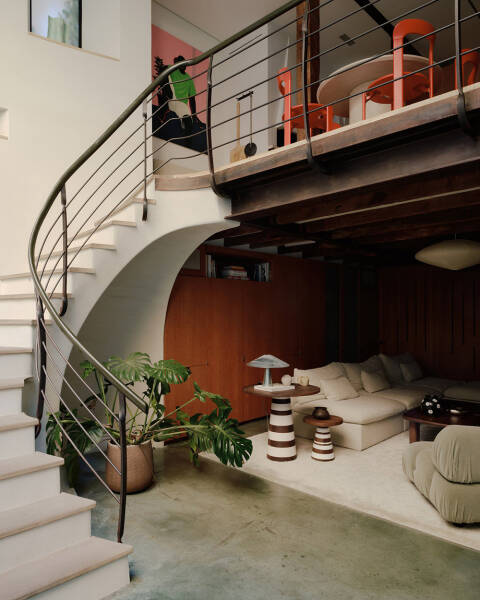 Микс стилей и солнечный свет в интерьерах необычного таунхауса в Нью-Йорке Микс стилей и солнечный свет в интерьерах необычного таунхауса в Нью-Йорке