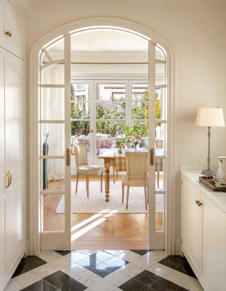 Обаятельная белая квартира с террасой в Барселоне Обаятельная белая квартира с террасой в Барселоне