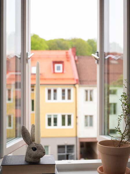 Небольшая мансарда с открытой планировкой и теплым декором (35 кв. м) Небольшая мансарда с открытой планировкой и теплым декором (35 кв. м)