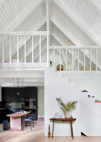 Прекрасный лесной домик со стильными черно-белыми интерьерами Прекрасный лесной домик со стильными черно-белыми интерьерами