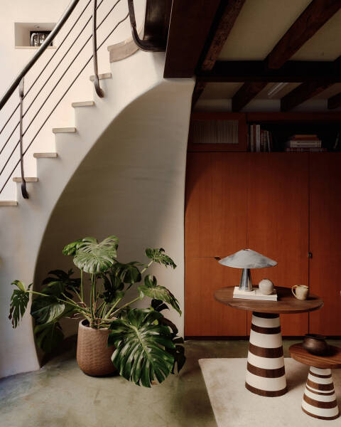 Микс стилей и солнечный свет в интерьерах необычного таунхауса в Нью-Йорке Микс стилей и солнечный свет в интерьерах необычного таунхауса в Нью-Йорке