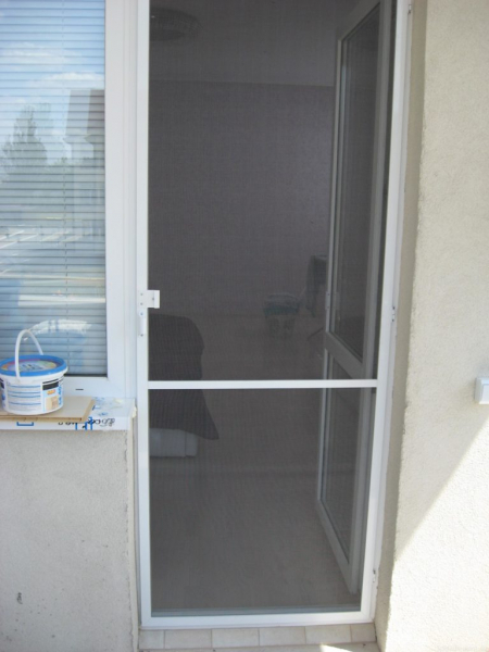 Выбор и установка москитной сетки на дверь балкона Выбор и установка москитной сетки на дверь балкона