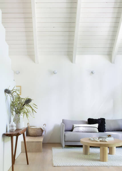 Прекрасный лесной домик со стильными черно-белыми интерьерами Прекрасный лесной домик со стильными черно-белыми интерьерами