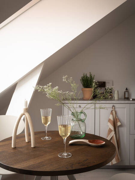 Небольшая мансарда с открытой планировкой и теплым декором (35 кв. м) Небольшая мансарда с открытой планировкой и теплым декором (35 кв. м)