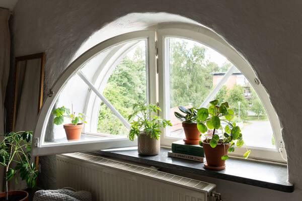 Штукатурка на стенах и спальни под крышей: двухэтажная квартира в Швеции Штукатурка на стенах и спальни под крышей: двухэтажная квартира в Швеции