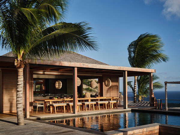 Драматичный дизайн с черными акцентами на Карибском острове