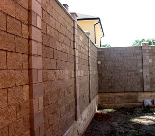 Строительство забора из бетонных блоков