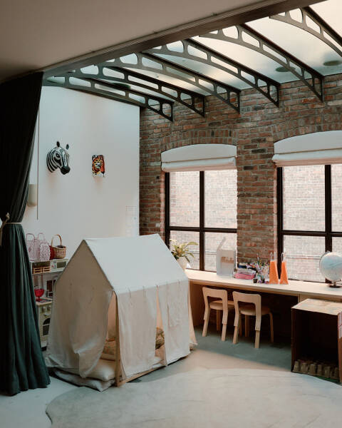 Микс стилей и солнечный свет в интерьерах необычного таунхауса в Нью-Йорке Микс стилей и солнечный свет в интерьерах необычного таунхауса в Нью-Йорке