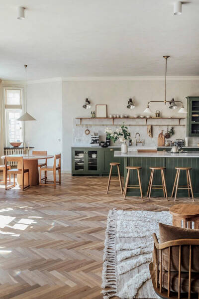 Прекрасная английская кухня в большой немецкой квартире Прекрасная английская кухня в большой немецкой квартире