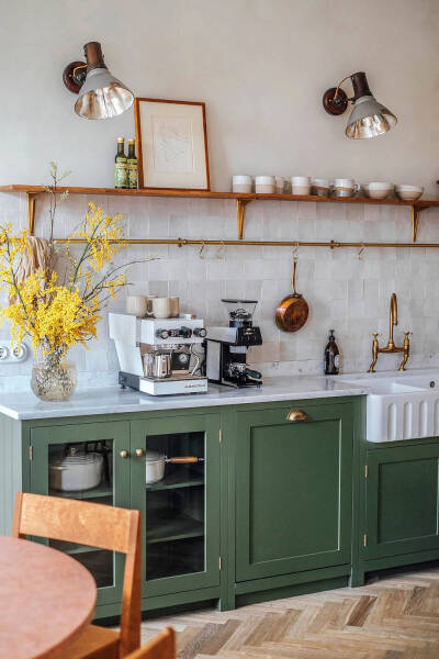 Прекрасная английская кухня в большой немецкой квартире Прекрасная английская кухня в большой немецкой квартире