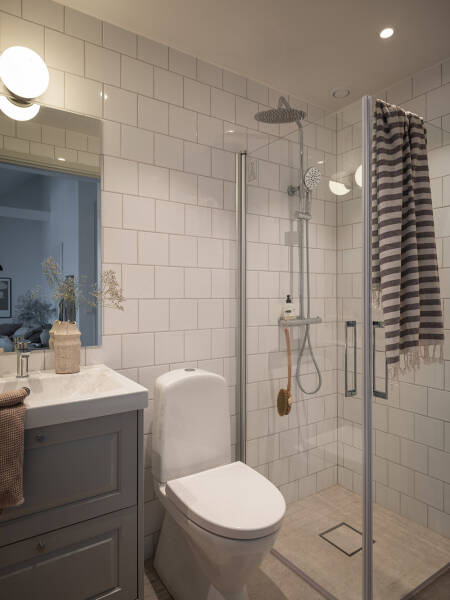 Небольшая мансарда с открытой планировкой и теплым декором (35 кв. м) Небольшая мансарда с открытой планировкой и теплым декором (35 кв. м)