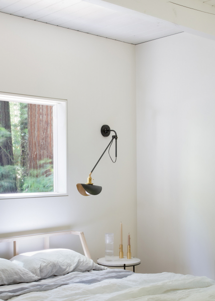 Прекрасный лесной домик со стильными черно-белыми интерьерами Прекрасный лесной домик со стильными черно-белыми интерьерами