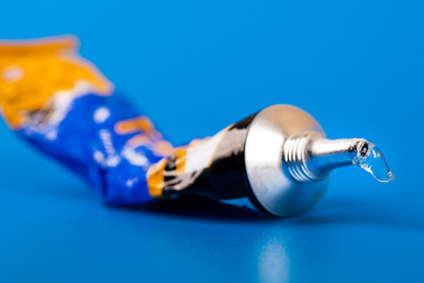 Чем можно оттереть клей: 14 способов Чем можно оттереть клей: 14 способов