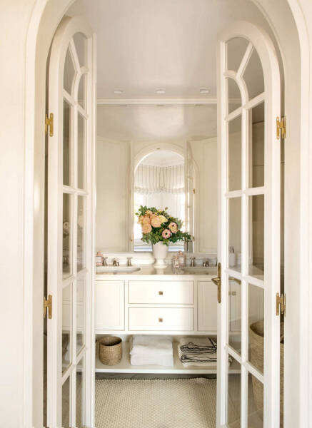 Обаятельная белая квартира с террасой в Барселоне Обаятельная белая квартира с террасой в Барселоне