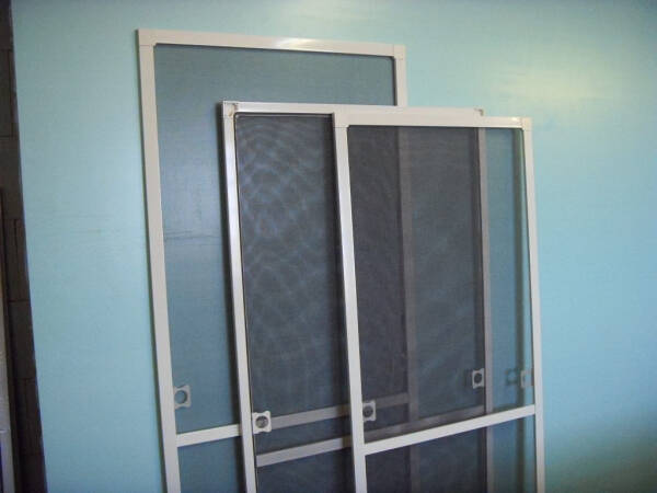 Выбор и установка москитной сетки на дверь балкона Выбор и установка москитной сетки на дверь балкона