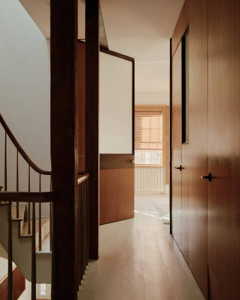 Микс стилей и солнечный свет в интерьерах необычного таунхауса в Нью-Йорке Микс стилей и солнечный свет в интерьерах необычного таунхауса в Нью-Йорке