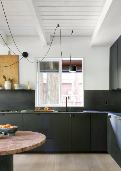 Прекрасный лесной домик со стильными черно-белыми интерьерами Прекрасный лесной домик со стильными черно-белыми интерьерами