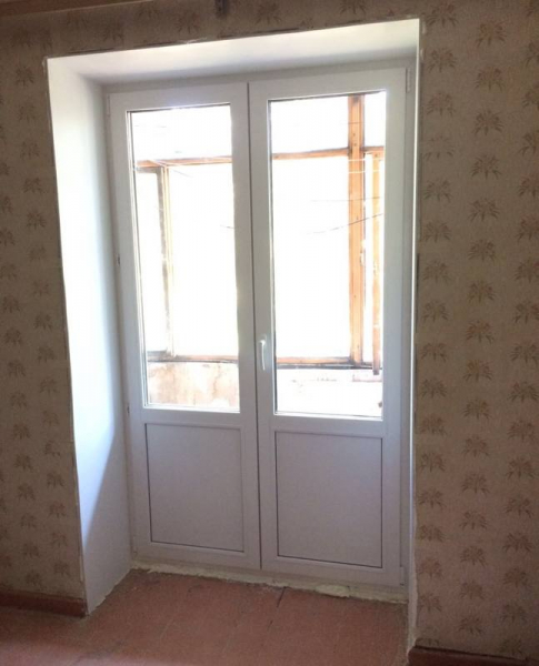 Разновидности двухстворчатых пластиковых балконных дверей Разновидности двухстворчатых пластиковых балконных дверей