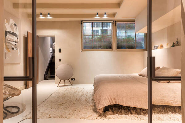 Стильный современный интерьер в доме на канале в Амстердаме Стильный современный интерьер в доме на канале в Амстердаме