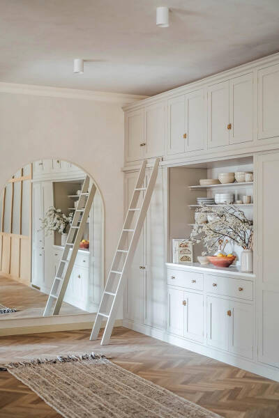 Прекрасная английская кухня в большой немецкой квартире Прекрасная английская кухня в большой немецкой квартире