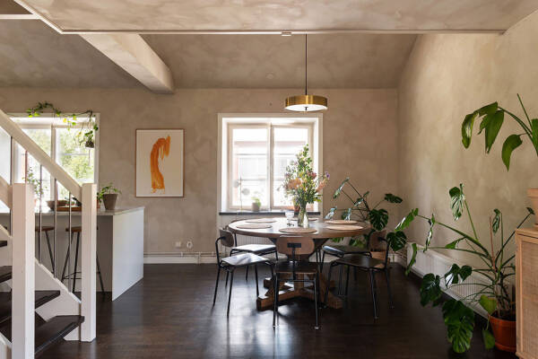 Штукатурка на стенах и спальни под крышей: двухэтажная квартира в Швеции Штукатурка на стенах и спальни под крышей: двухэтажная квартира в Швеции