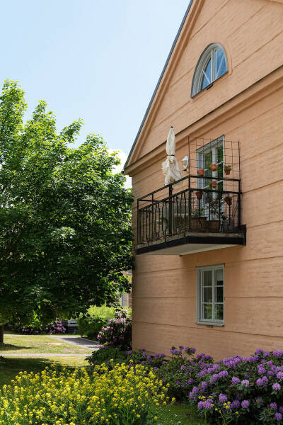 Штукатурка на стенах и спальни под крышей: двухэтажная квартира в Швеции Штукатурка на стенах и спальни под крышей: двухэтажная квартира в Швеции