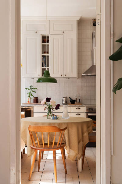 Дровяная печь и винтажная мебель: уютная квартира в Швеции (78 кв. м) Дровяная печь и винтажная мебель: уютная квартира в Швеции (78 кв. м)