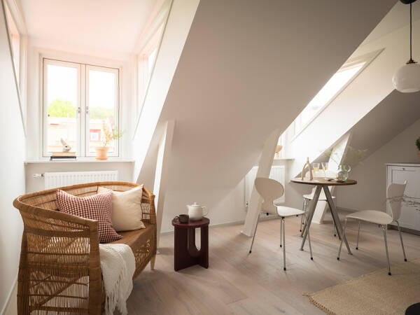 Небольшая мансарда с открытой планировкой и теплым декором (35 кв. м) Небольшая мансарда с открытой планировкой и теплым декором (35 кв. м)