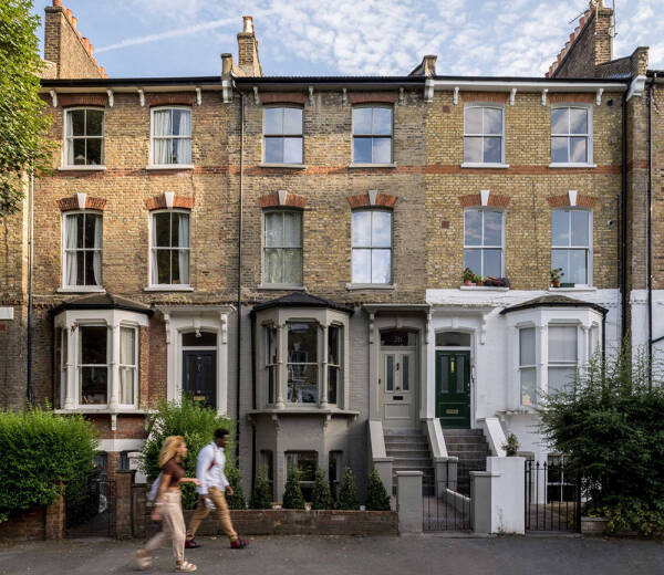 Цветные комнаты и старинные детали: смелый дизайн викторианского дома в Лондоне Цветные комнаты и старинные детали: смелый дизайн викторианского дома в Лондоне