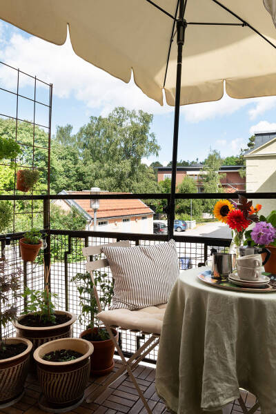 Штукатурка на стенах и спальни под крышей: двухэтажная квартира в Швеции Штукатурка на стенах и спальни под крышей: двухэтажная квартира в Швеции