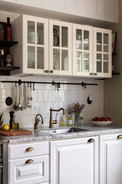 Штукатурка на стенах и спальни под крышей: двухэтажная квартира в Швеции Штукатурка на стенах и спальни под крышей: двухэтажная квартира в Швеции