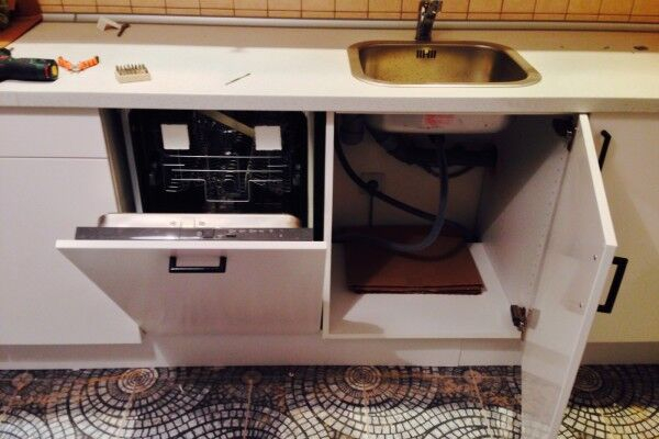 Установка встраиваемой посудомоечной машины: пошаговый инструктаж по монтажу Установка встраиваемой посудомоечной машины: пошаговый инструктаж по монтажу